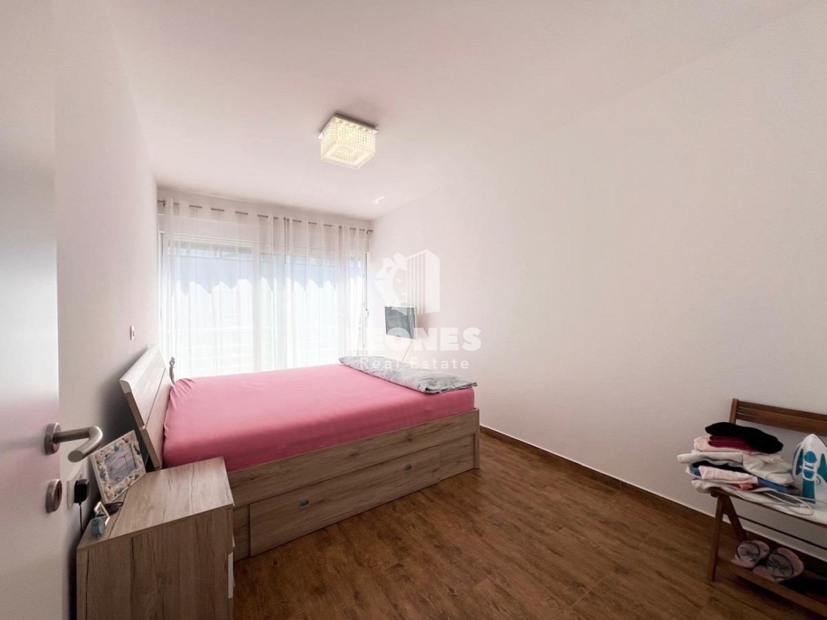 Udobno stanovanje s strešno teraso z razgledom na morje in le 500 metrov od morja v Novigradu