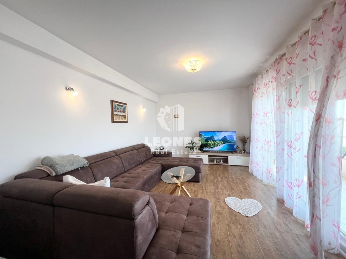 Udobno stanovanje s strešno teraso z razgledom na morje in le 500 metrov od morja v Novigradu