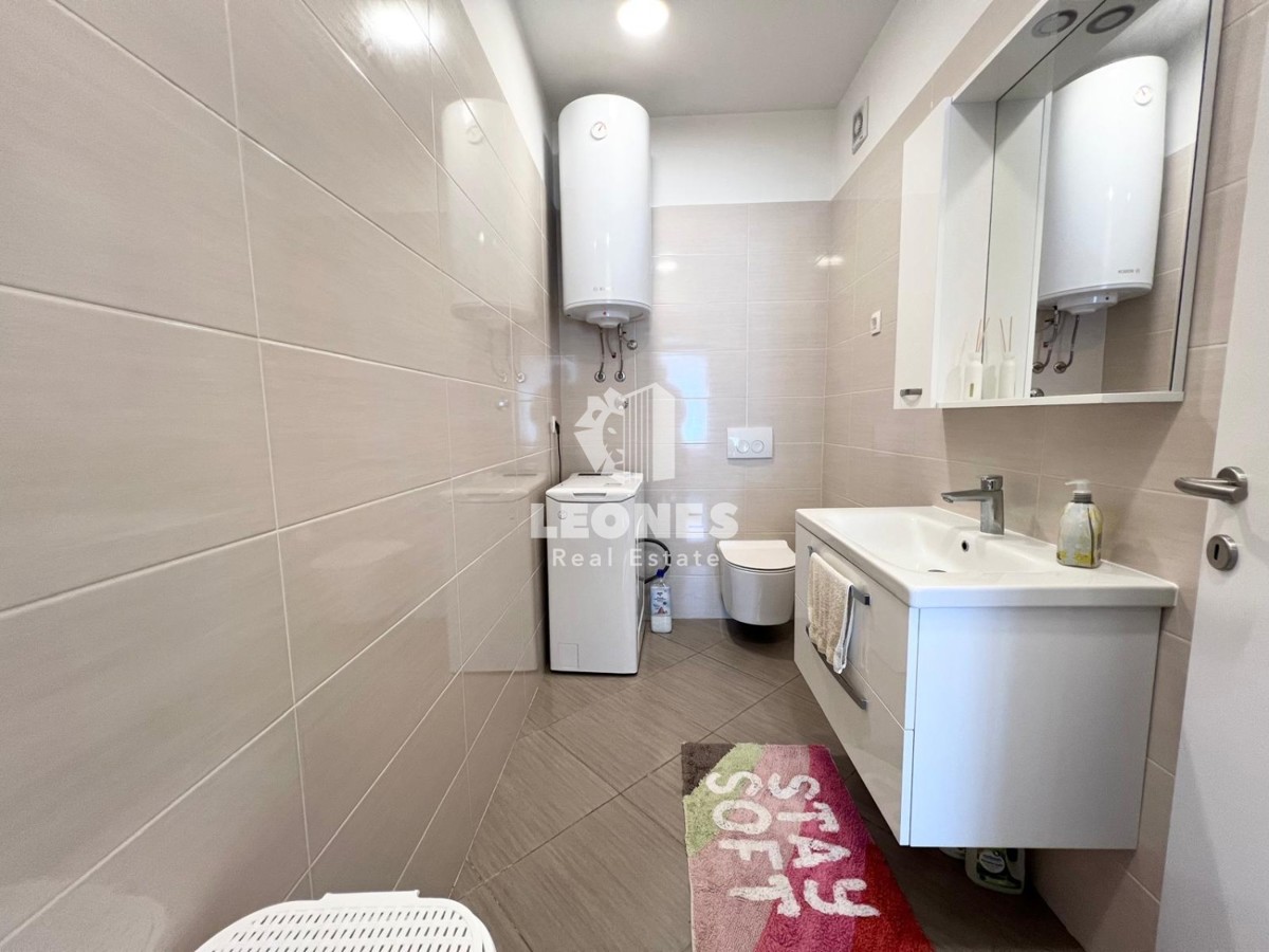 Udobno stanovanje s strešno teraso z razgledom na morje in le 500 metrov od morja v Novigradu