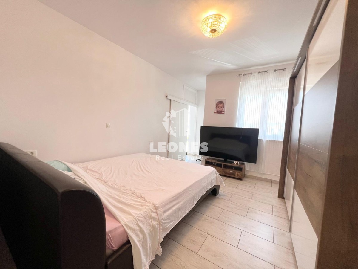 Udobno stanovanje s strešno teraso z razgledom na morje in le 500 metrov od morja v Novigradu