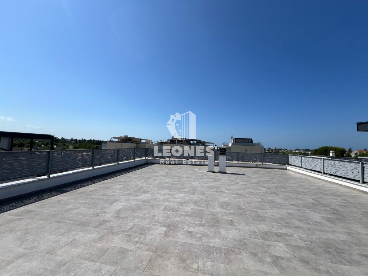 Udobno stanovanje s strešno teraso z razgledom na morje in le 500 metrov od morja v Novigradu