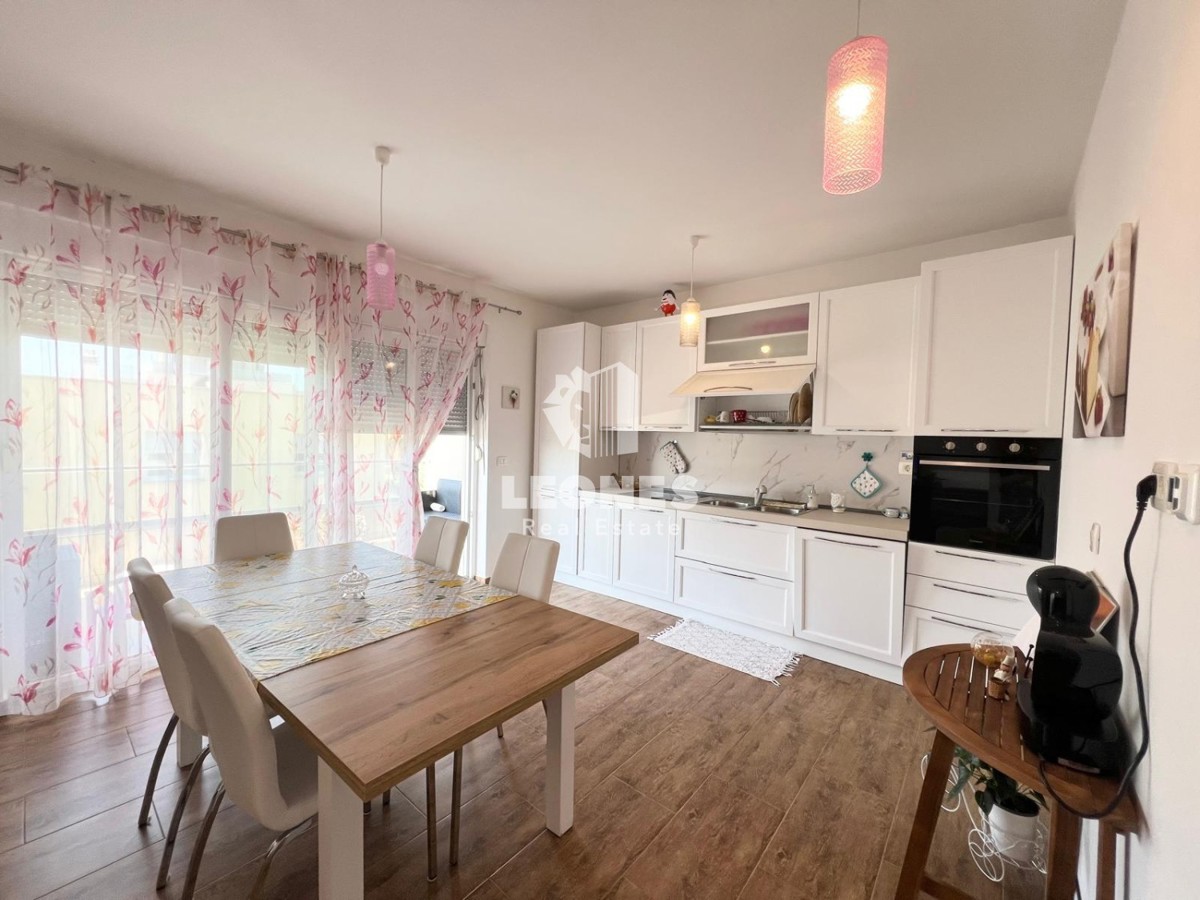 Udobno stanovanje s strešno teraso z razgledom na morje in le 500 metrov od morja v Novigradu