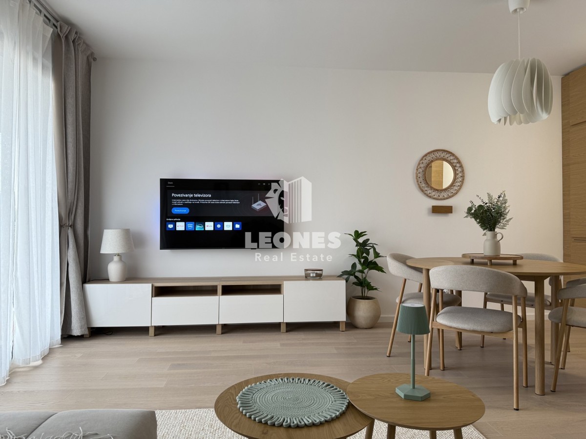 Moderno opremljeno stanovanje v pritličju novozgrajene stavbe v Umagu