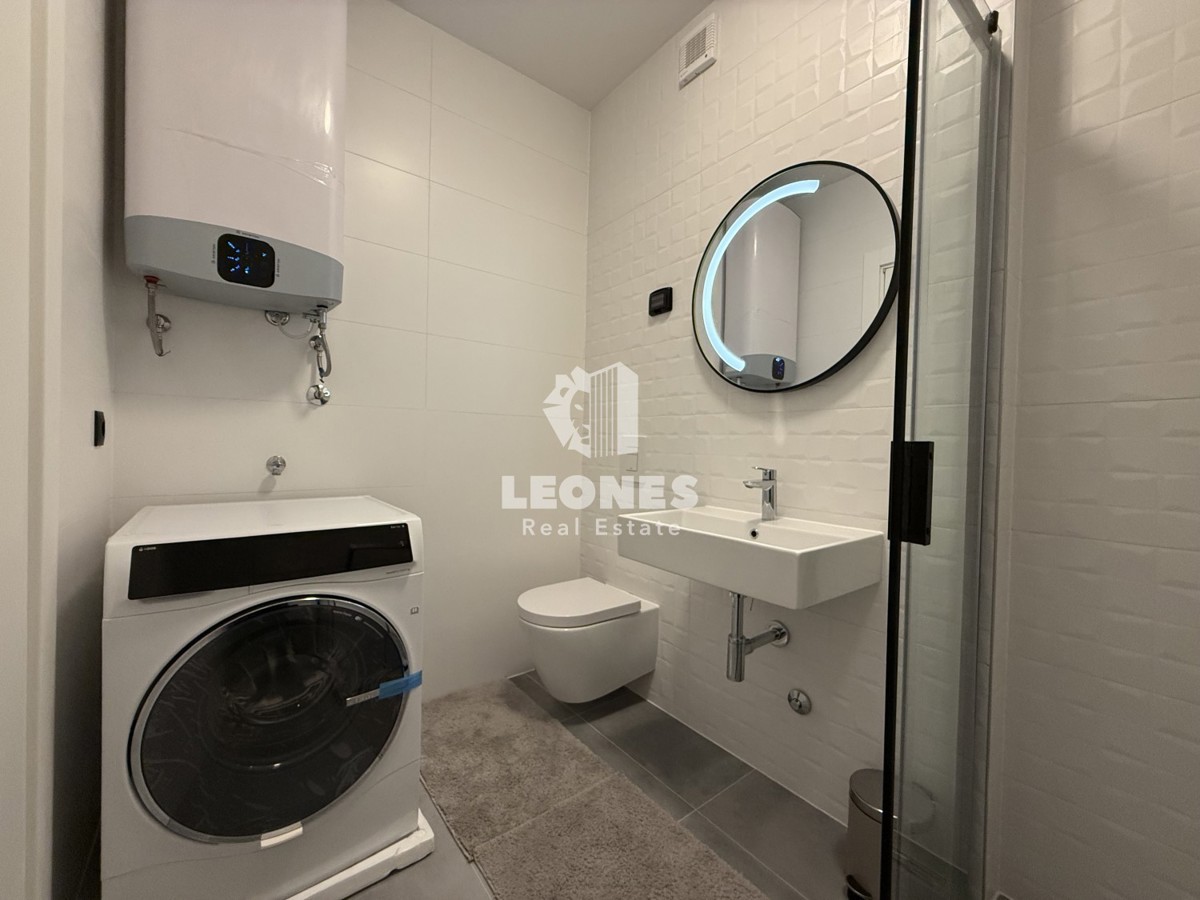 Moderno opremljeno stanovanje v pritličju novozgrajene stavbe v Umagu