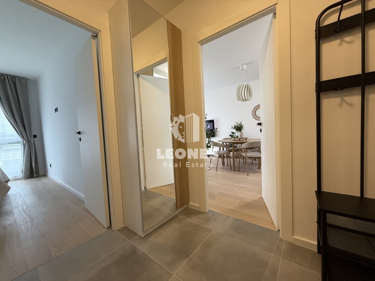 Moderno opremljeno stanovanje v pritličju novozgrajene stavbe v Umagu