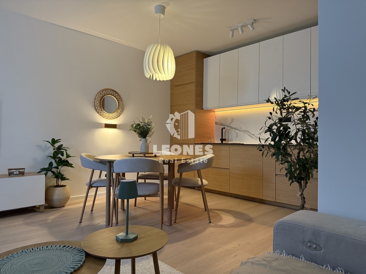 Moderno opremljeno stanovanje v pritličju novozgrajene stavbe v Umagu