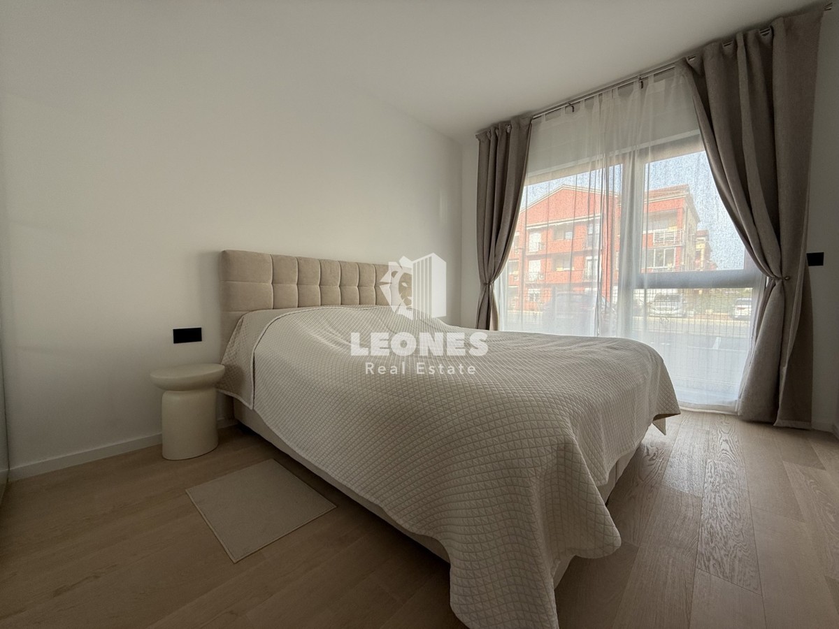 Moderno opremljeno stanovanje v pritličju novozgrajene stavbe v Umagu