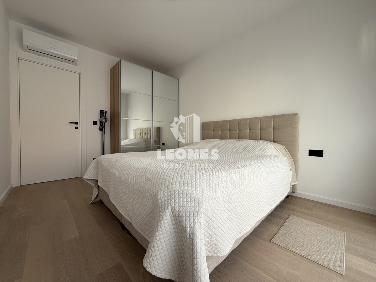 Moderno opremljeno stanovanje v pritličju novozgrajene stavbe v Umagu