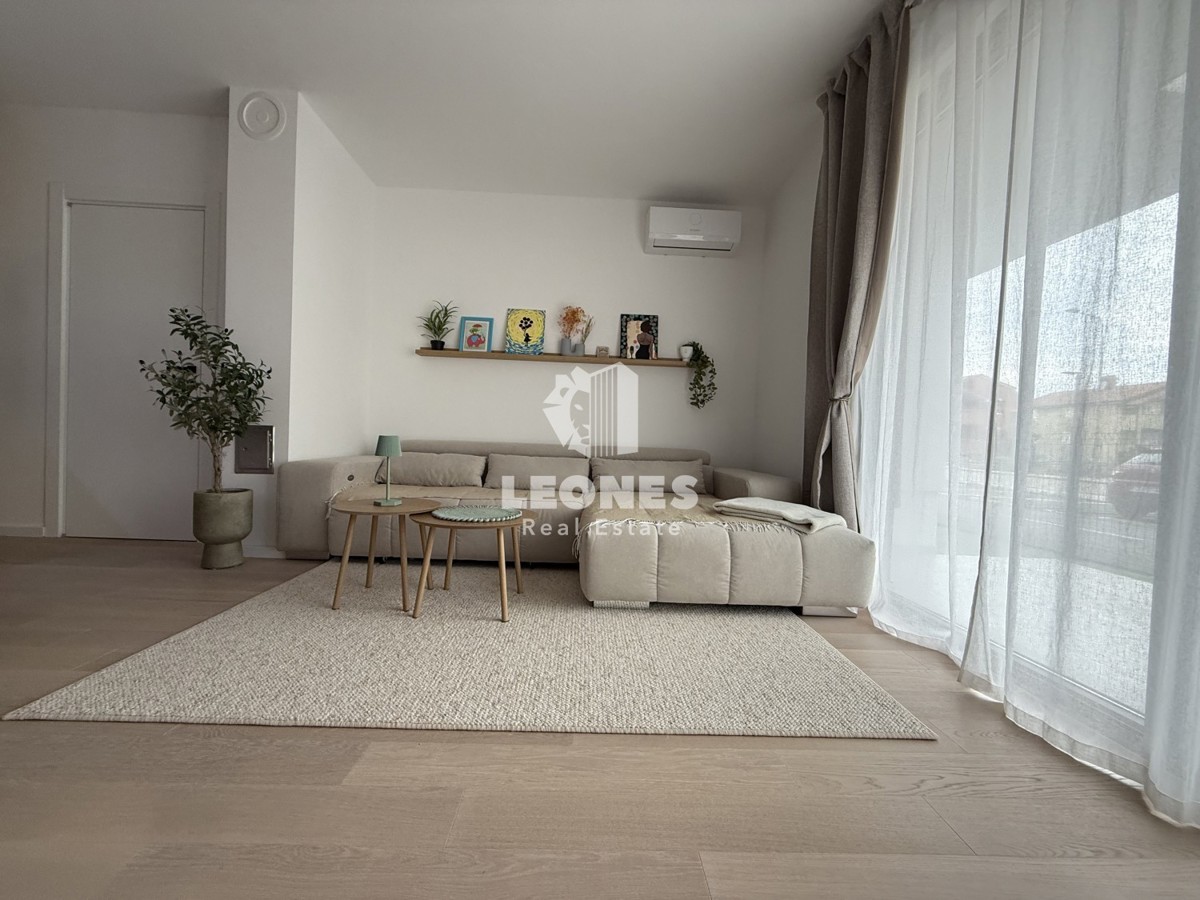 Moderno opremljeno stanovanje v pritličju novozgrajene stavbe v Umagu