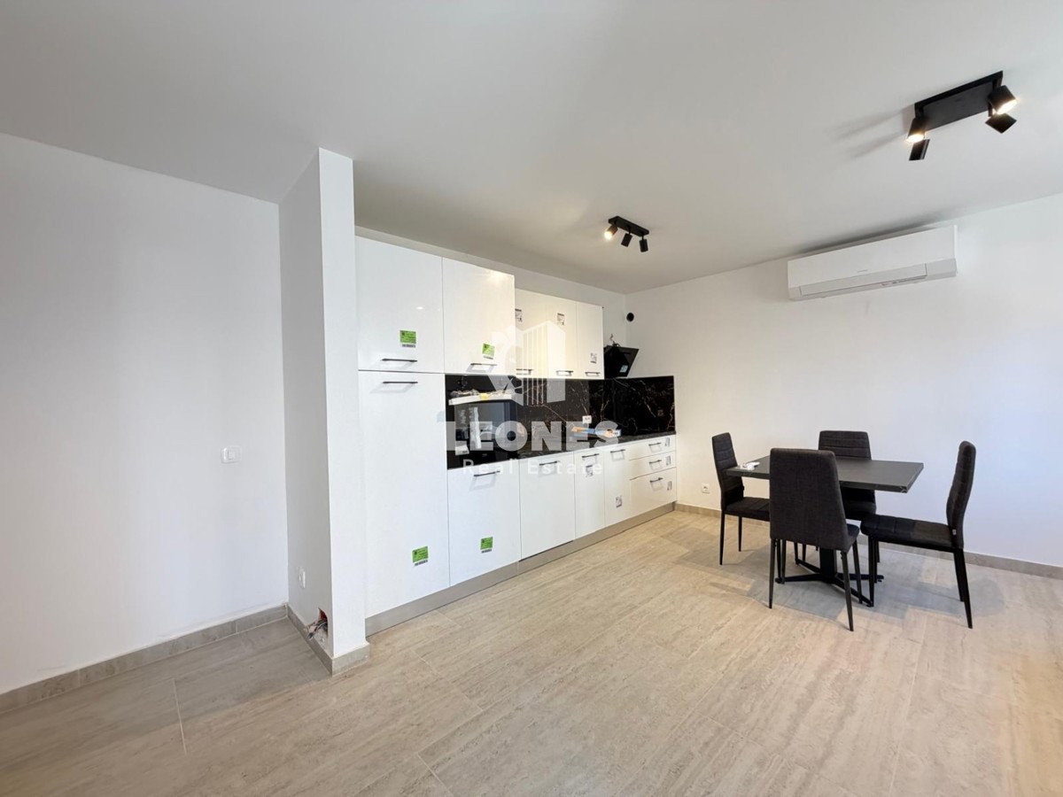 Popolnoma opremljeno stanovanje v pritličju prenovljene stavbe v Novigradu