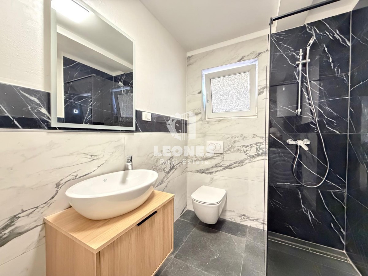 Popolnoma opremljeno stanovanje v pritličju prenovljene stavbe v Novigradu