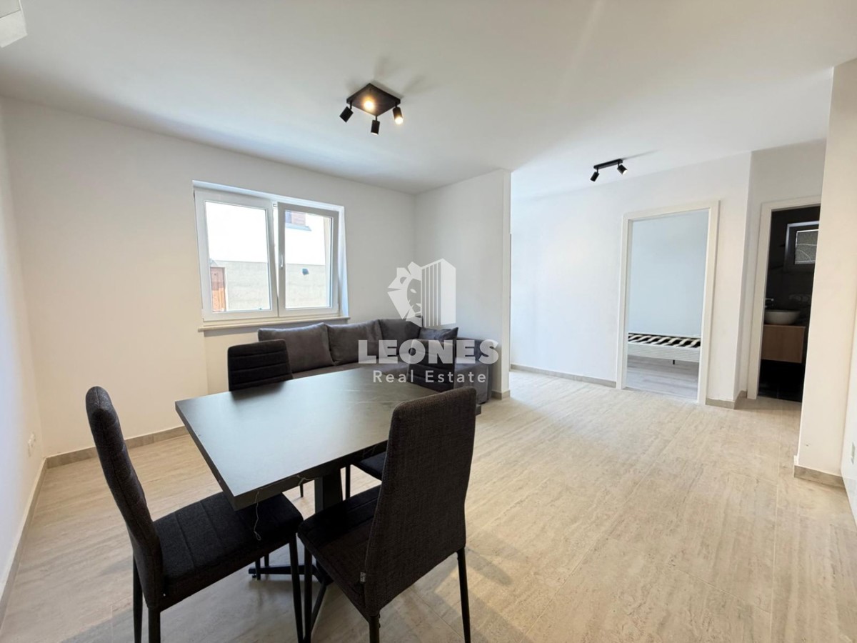 Popolnoma opremljeno stanovanje v pritličju prenovljene stavbe v Novigradu