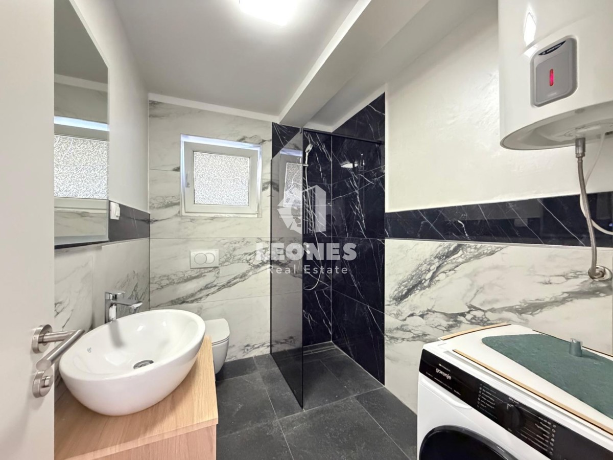 Popolnoma opremljeno stanovanje v pritličju prenovljene stavbe v Novigradu