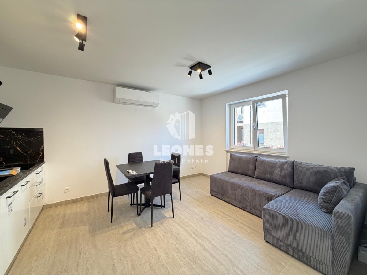 Popolnoma opremljeno stanovanje v pritličju prenovljene stavbe v Novigradu