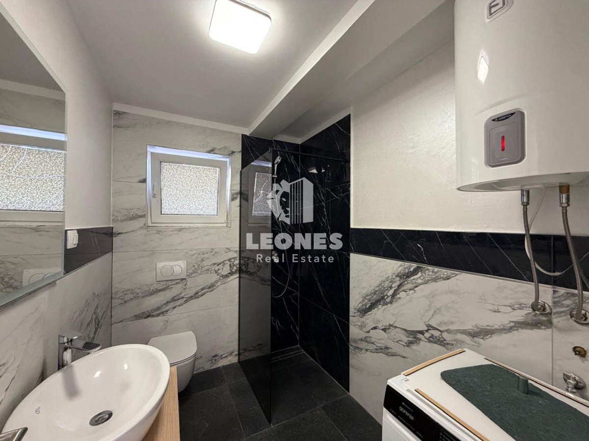 Popolnoma opremljeno stanovanje v pritličju prenovljene stavbe v Novigradu