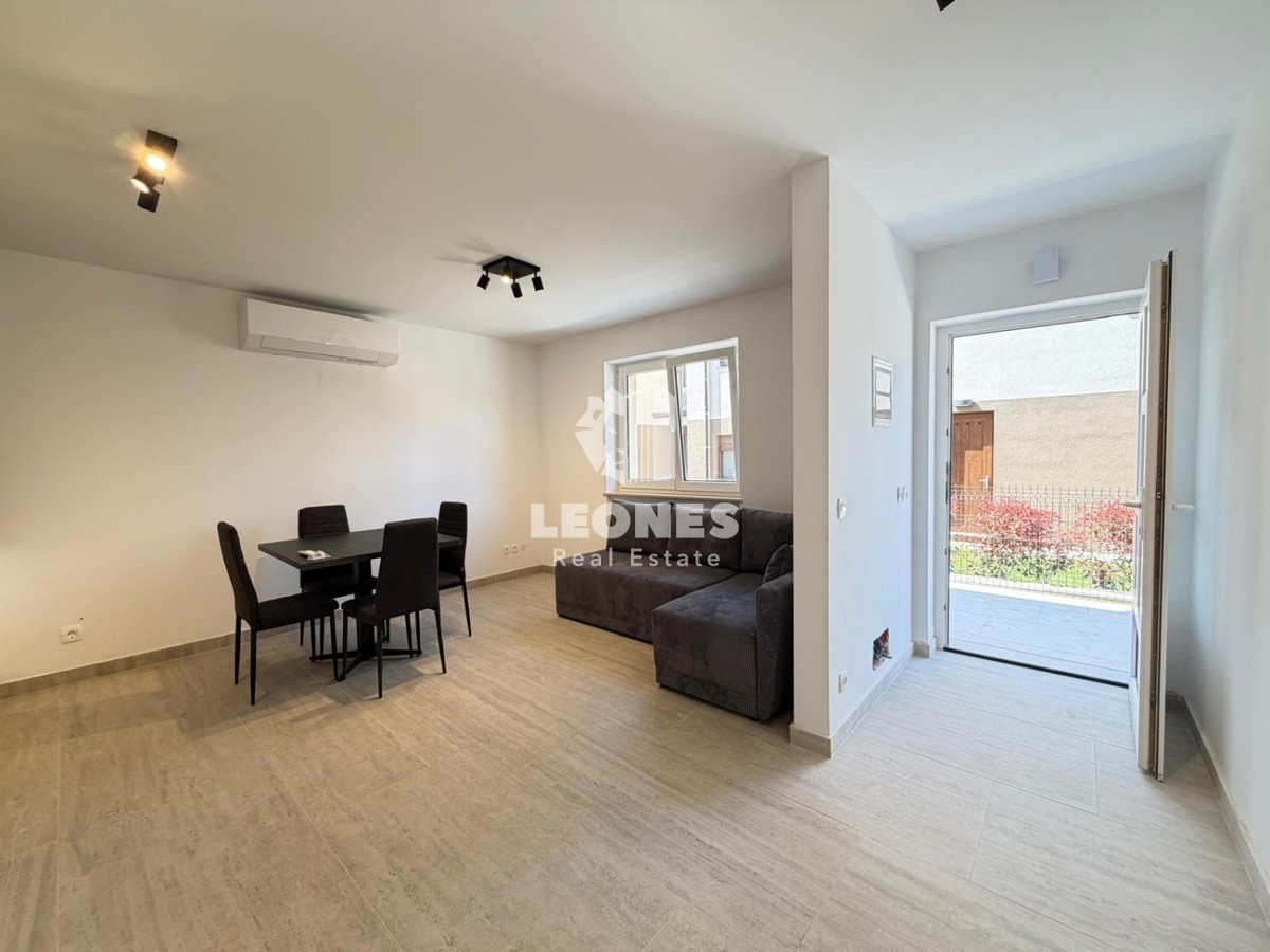 Popolnoma opremljeno stanovanje v pritličju prenovljene stavbe v Novigradu