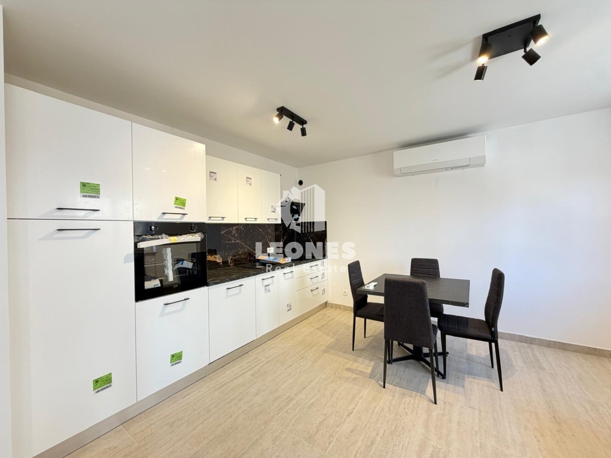 Popolnoma opremljeno stanovanje v pritličju prenovljene stavbe v Novigradu