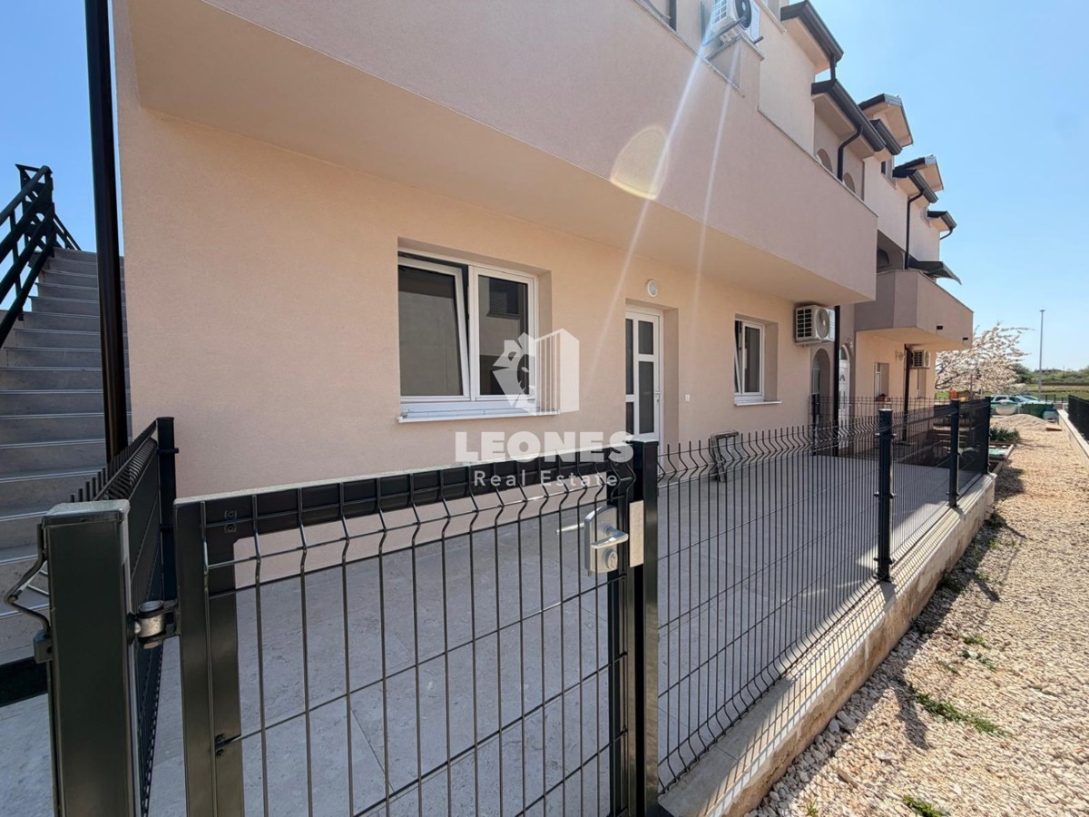 Popolnoma opremljeno stanovanje v pritličju prenovljene stavbe v Novigradu