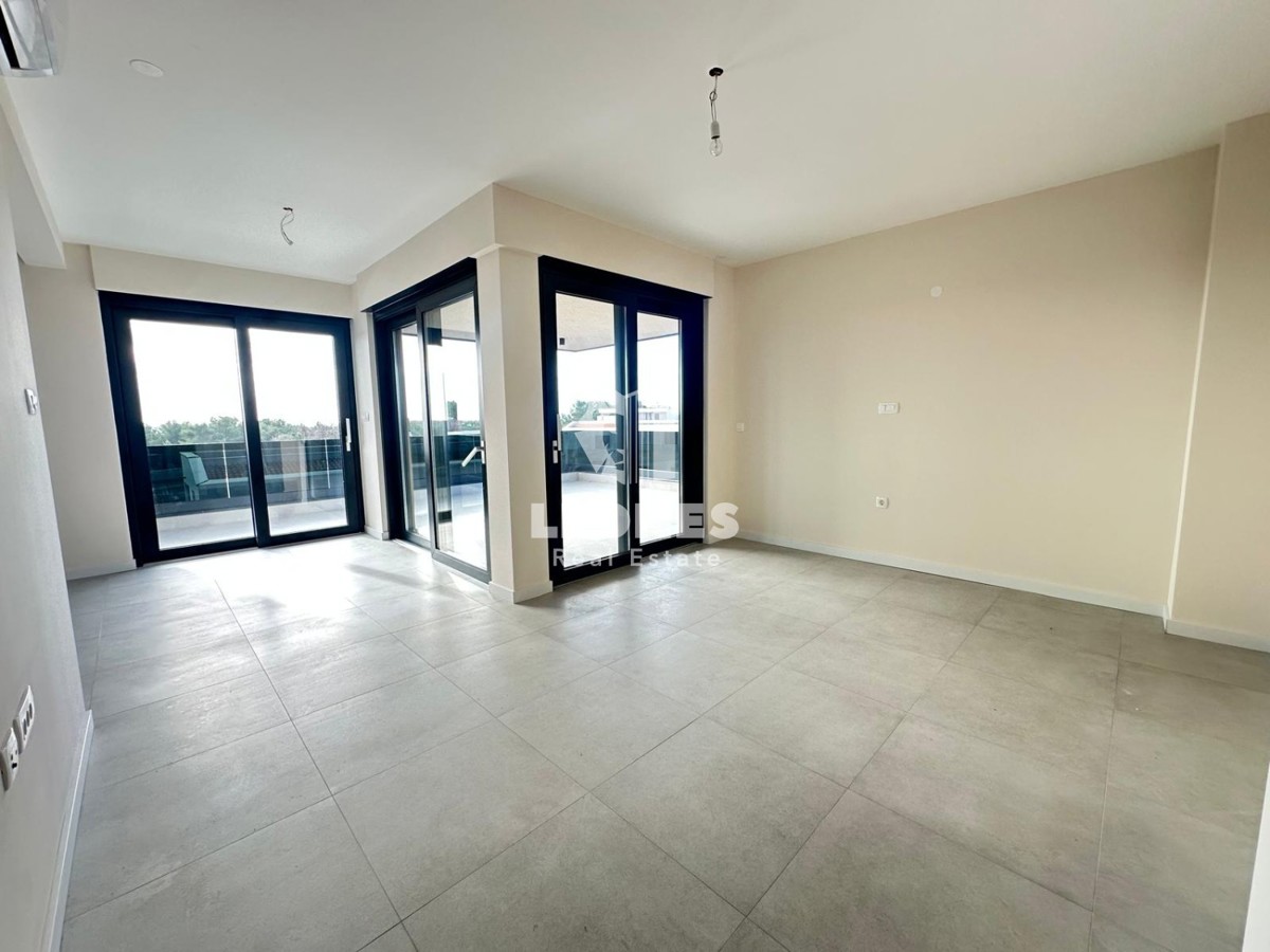 Penthouse s strešno teraso in čudovitim pogledom na morje, le 600 metrov od morja