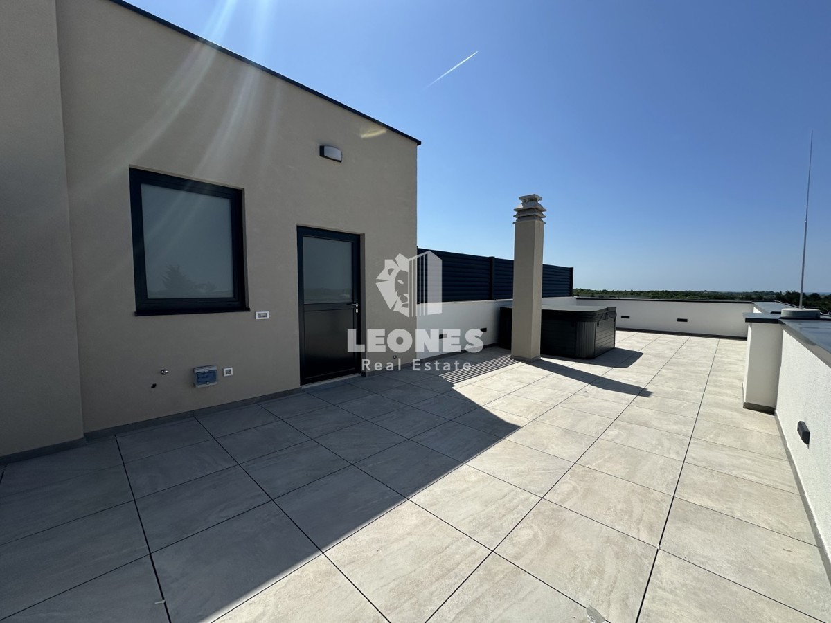 Penthouse s strešno teraso in čudovitim pogledom na morje, le 600 metrov od morja