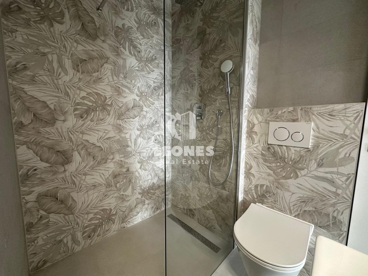 Penthouse s strešno teraso in čudovitim pogledom na morje, le 600 metrov od morja
