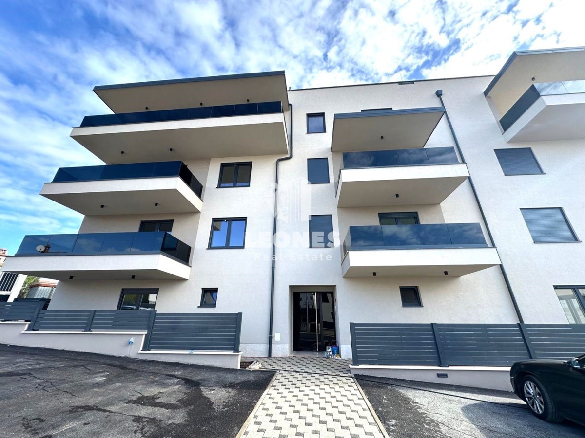 Penthouse s strešno teraso in čudovitim pogledom na morje, le 600 metrov od morja