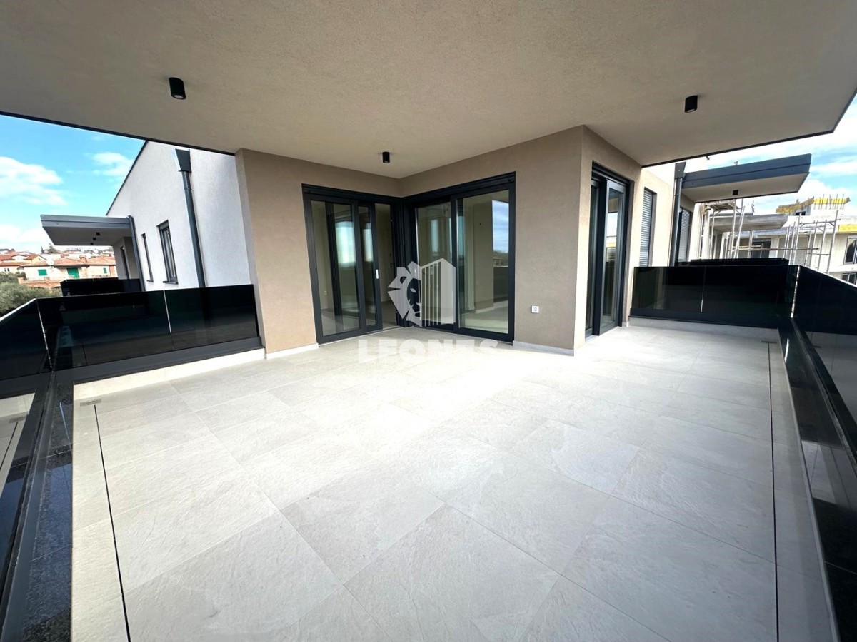 Penthouse s strešno teraso in čudovitim pogledom na morje, le 600 metrov od morja