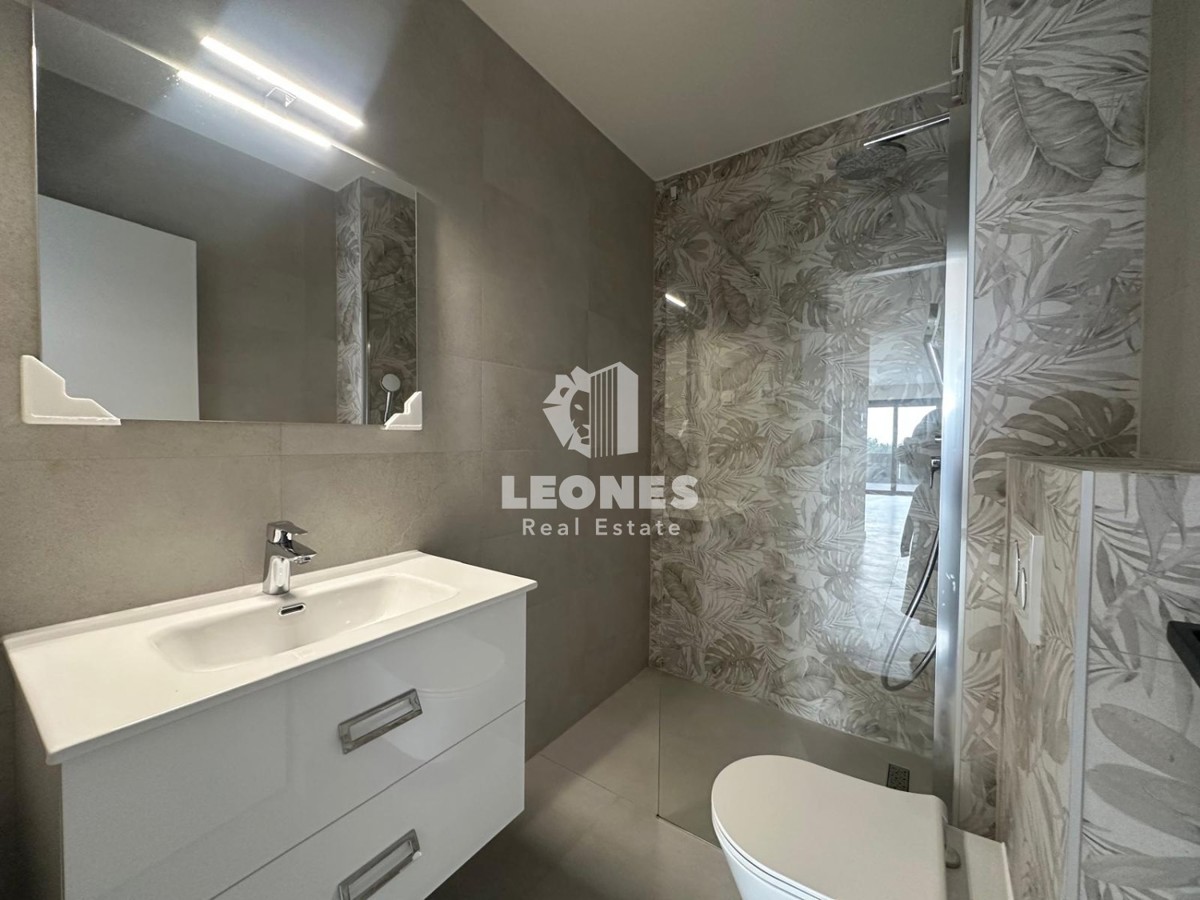 Penthouse s strešno teraso in čudovitim pogledom na morje, le 600 metrov od morja