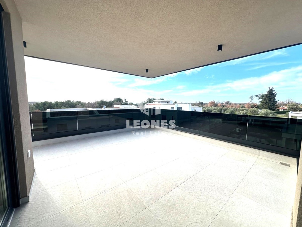 Penthouse s strešno teraso in čudovitim pogledom na morje, le 600 metrov od morja