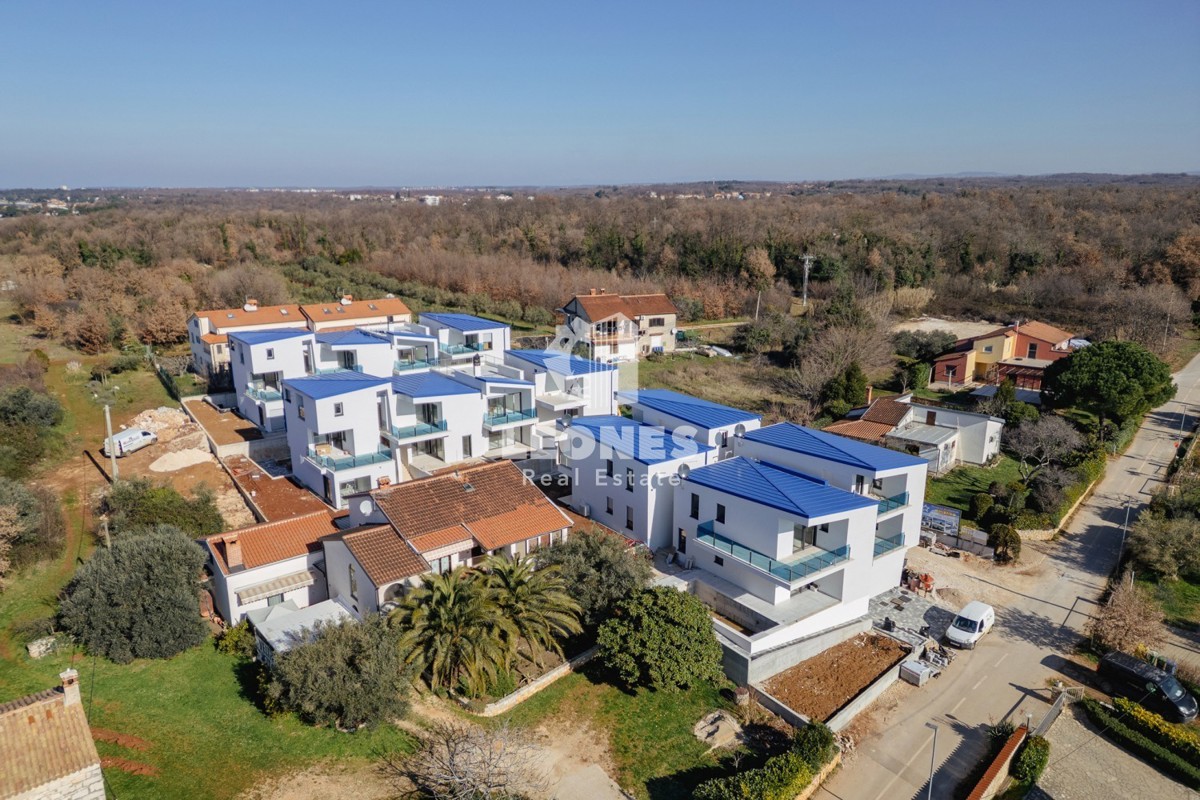 Moderno stanovanje v drugem nadstropju s pogledom na morje v Lovrečici, 200 metrov od plaže