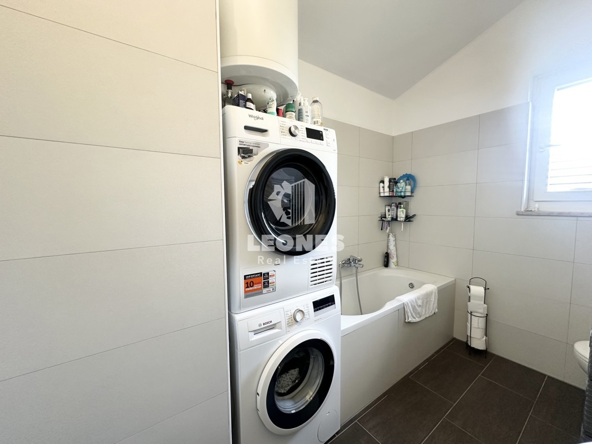 Apartma z odprtim pogledom na morje na fantastični lokaciji v Novigradu