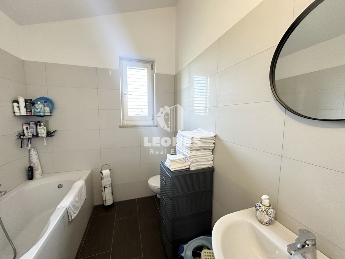 Apartma z odprtim pogledom na morje na fantastični lokaciji v Novigradu