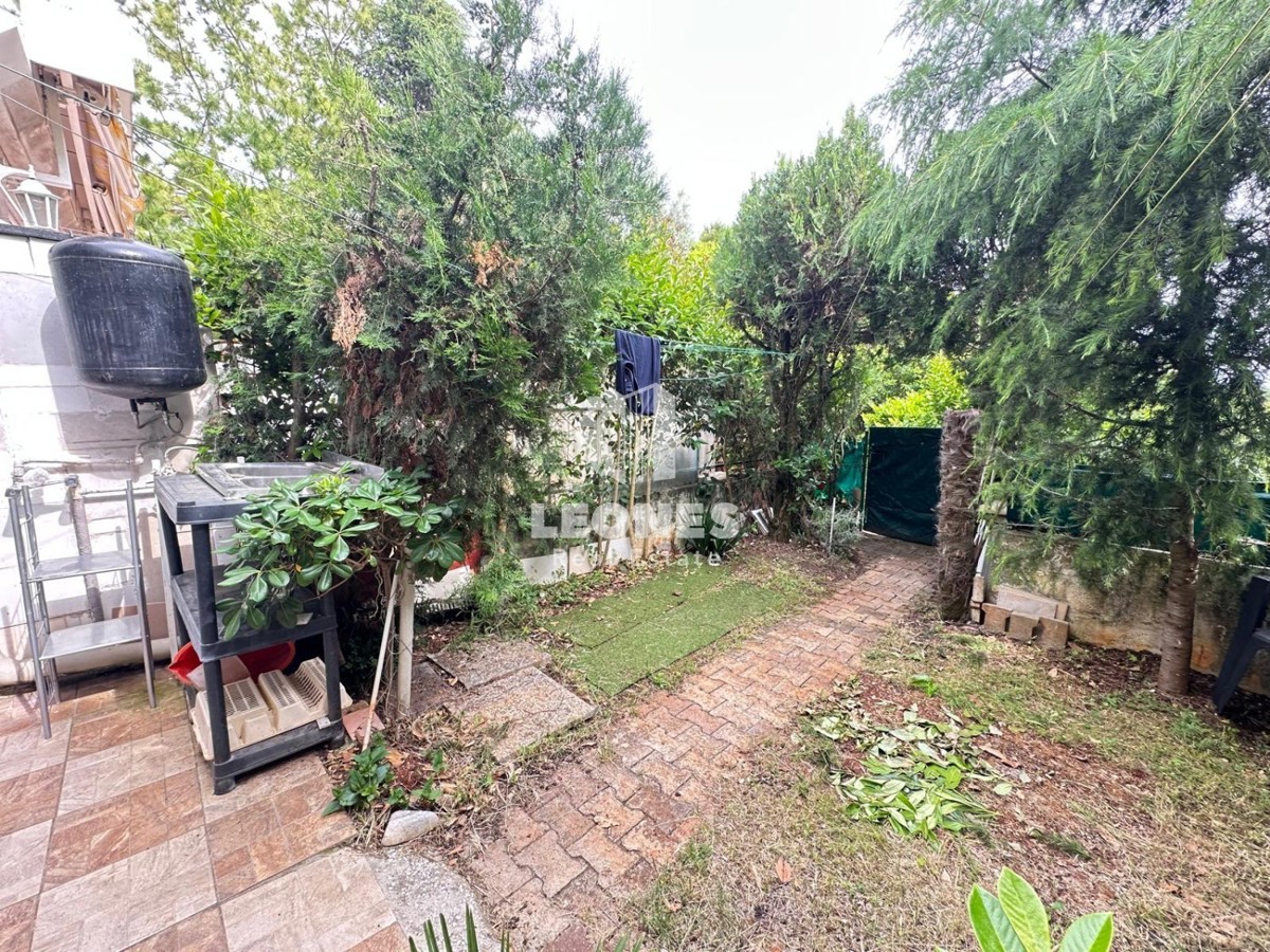 Pritlično stanovanje z vrtom le 150 metrov od morja v Novigradu