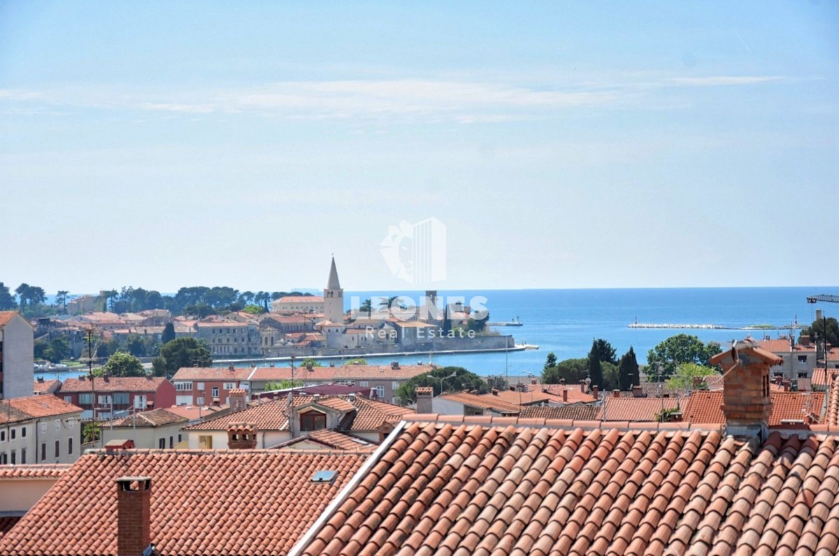 Ekskluzivno stanovanje z garažo in panoramskim pogledom na morje v središču Poreča
