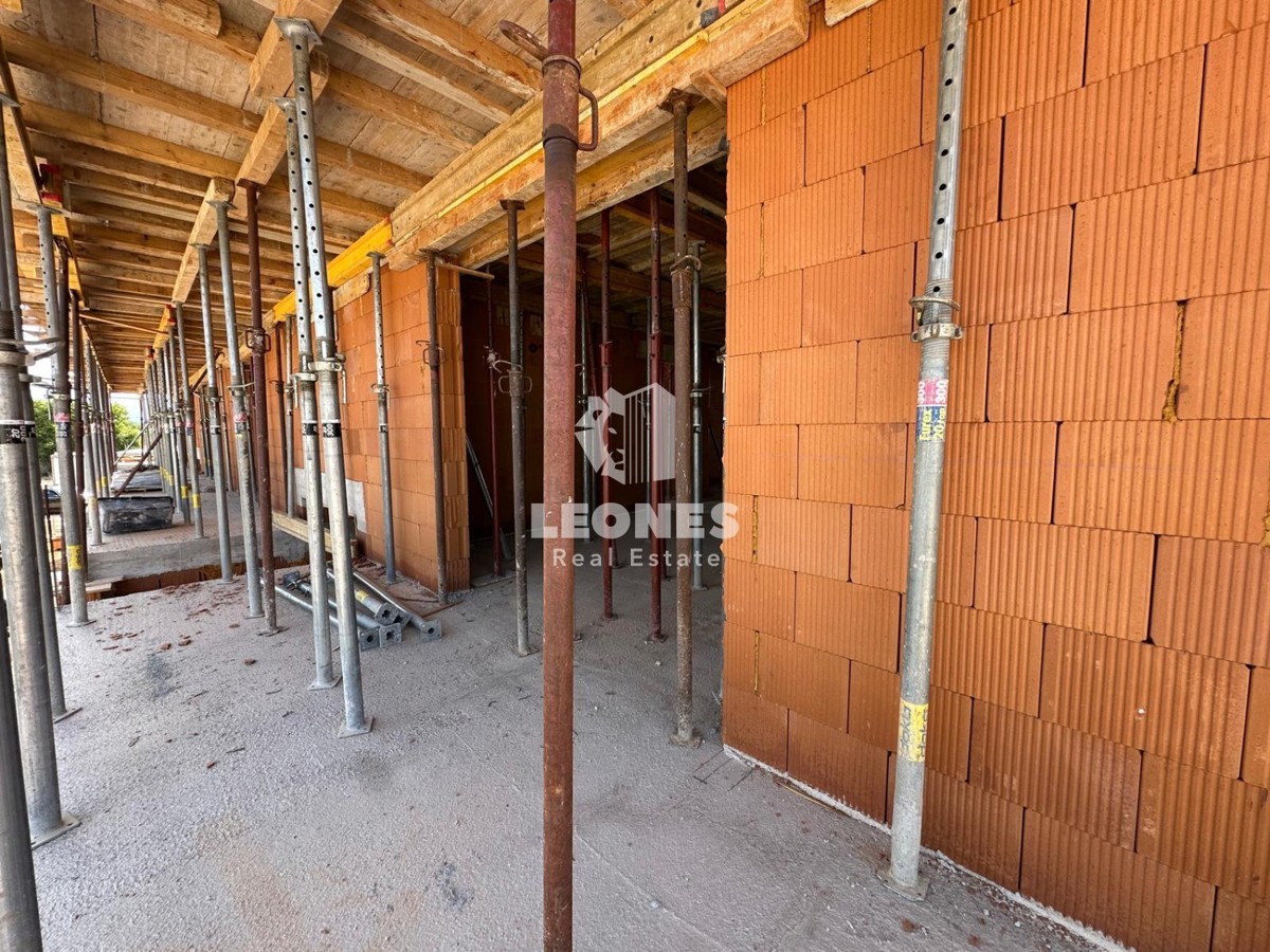 Apartma v prvem nadstropju s strešno teraso s čudovitim pogledom na morje le 650 metrov od morja v Zambratiji