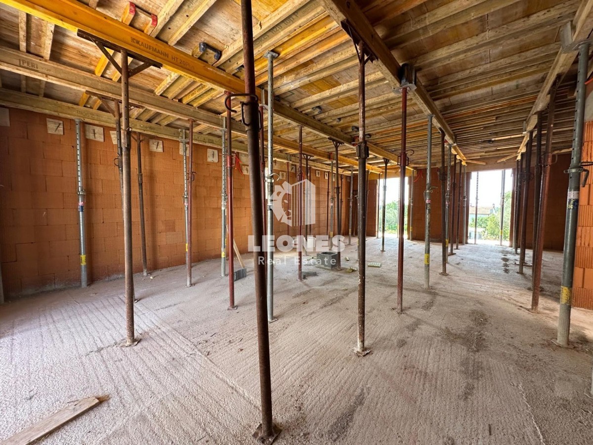 Apartma v prvem nadstropju s strešno teraso s čudovitim pogledom na morje le 650 metrov od morja v Zambratiji