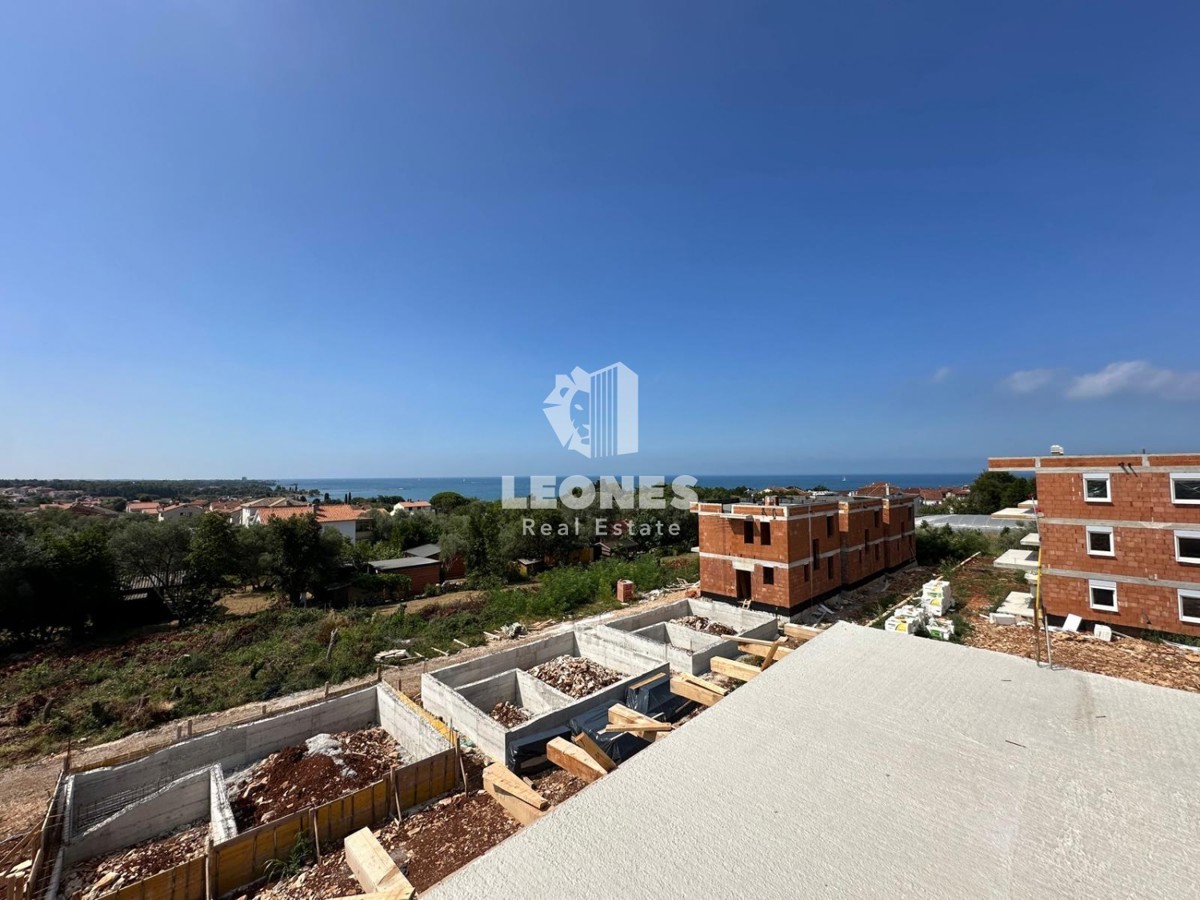 Apartma v prvem nadstropju s strešno teraso s čudovitim pogledom na morje le 650 metrov od morja v Zambratiji