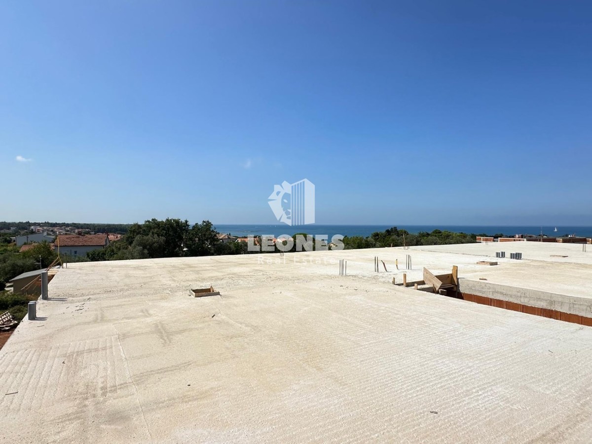 Apartma v prvem nadstropju s strešno teraso s čudovitim pogledom na morje le 650 metrov od morja v Zambratiji