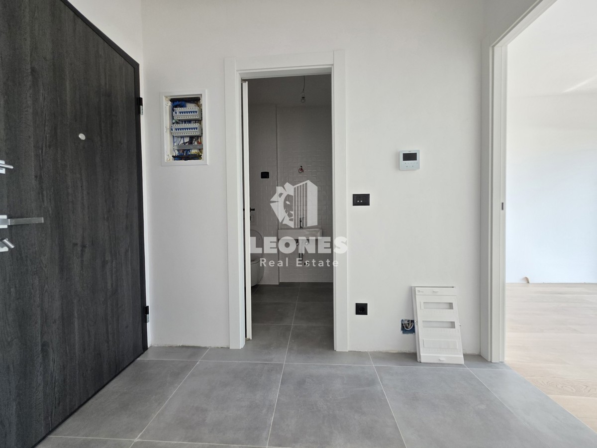 Stanovanje v tretjem nadstropju kakovostne novogradnje z garažnim parkirnim mestom v Umagu