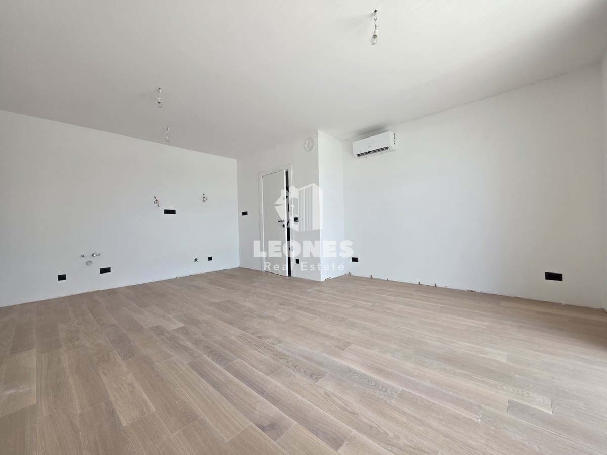 Stanovanje v tretjem nadstropju kakovostne novogradnje z garažnim parkirnim mestom v Umagu