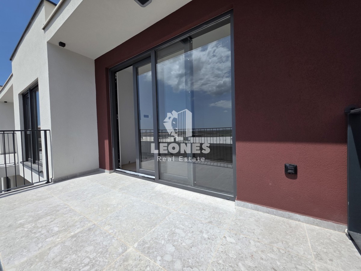 Stanovanje v tretjem nadstropju kakovostne novogradnje z garažnim parkirnim mestom v Umagu