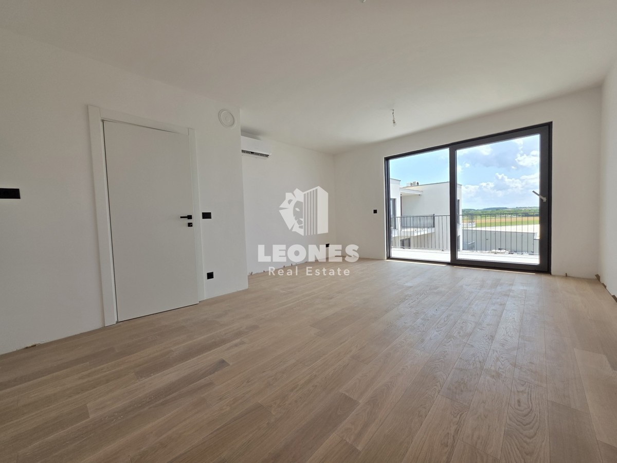 Stanovanje v tretjem nadstropju kakovostne novogradnje z garažnim parkirnim mestom v Umagu