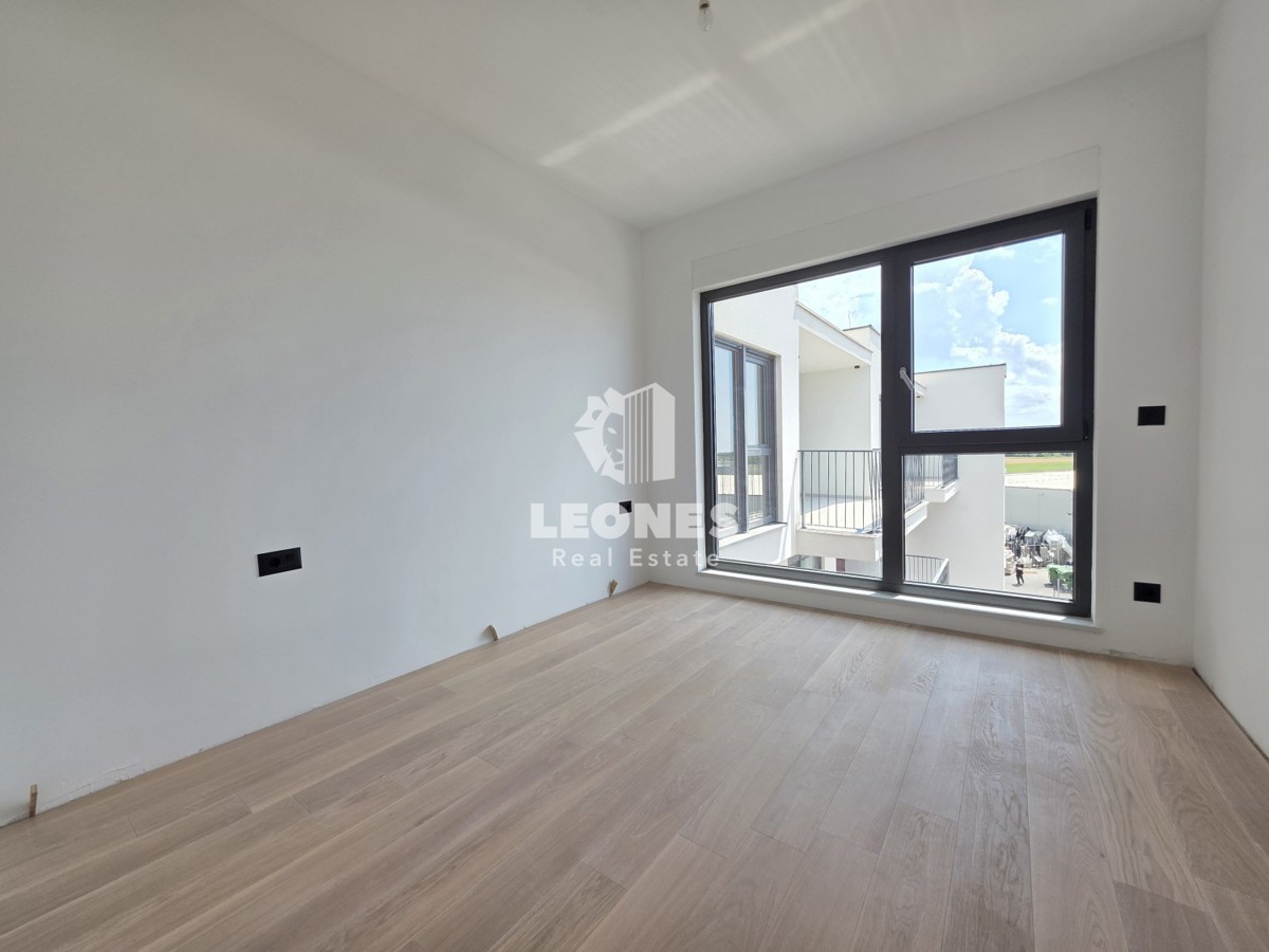 Stanovanje v tretjem nadstropju kakovostne novogradnje z garažnim parkirnim mestom v Umagu