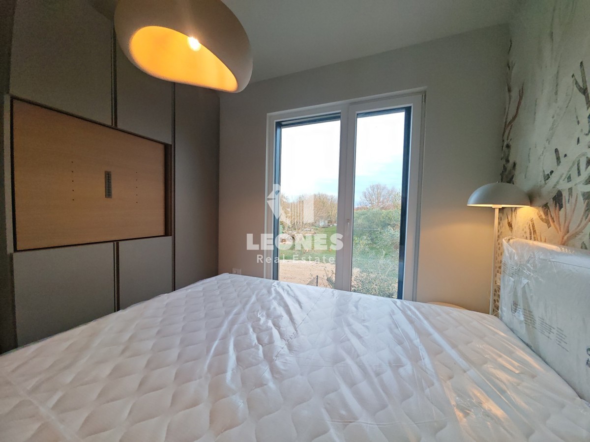 Samostojna hiša z bazenom v bližini Novigrada