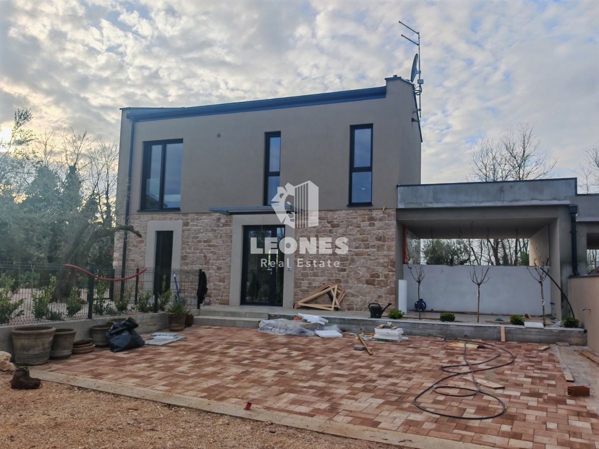 Samostojna hiša z bazenom v bližini Novigrada