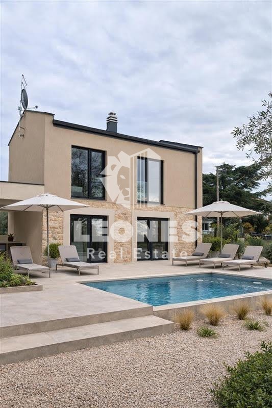 Samostojna hiša z bazenom v bližini Novigrada