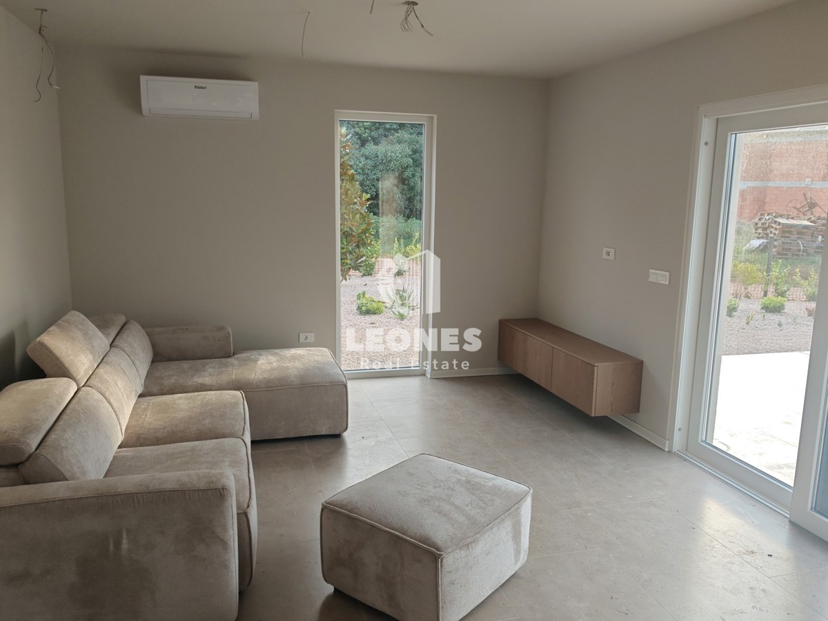 Samostojna hiša z bazenom v bližini Novigrada