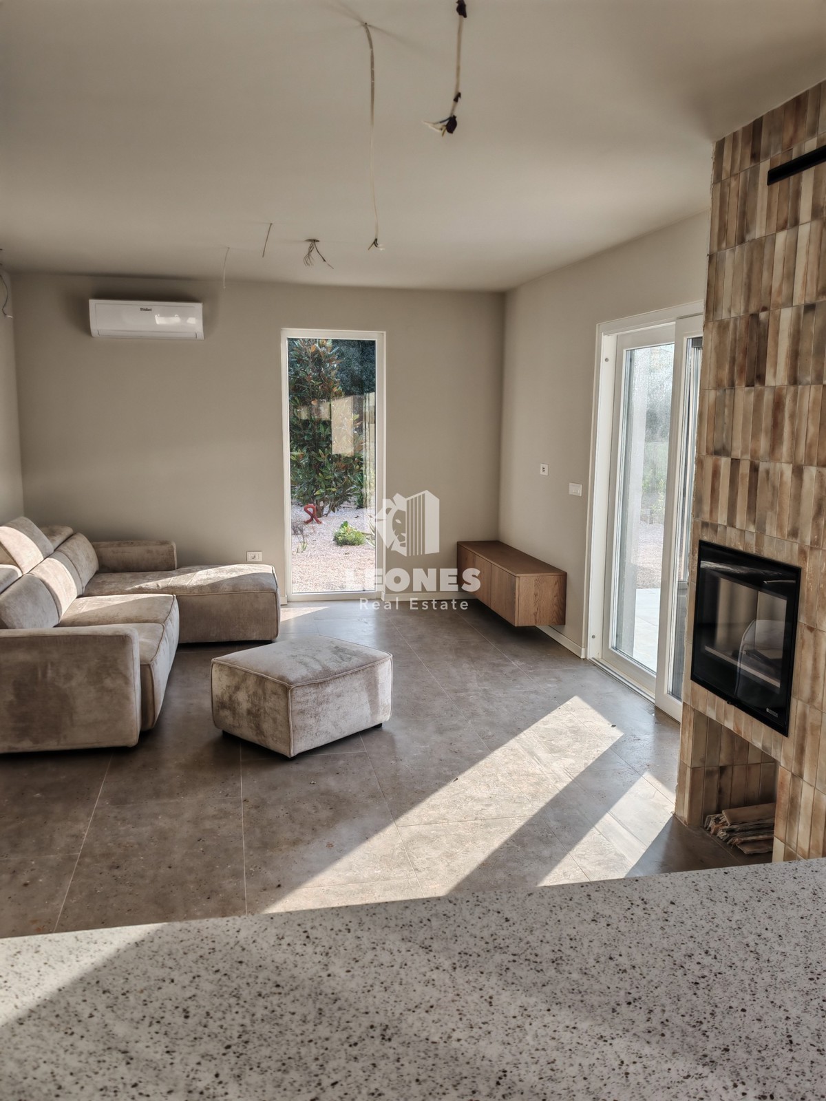 Samostojna hiša z bazenom v bližini Novigrada