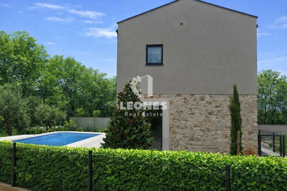 Samostojna hiša z bazenom v bližini Novigrada