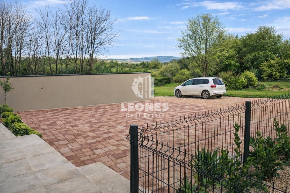 Samostojna hiša z bazenom v bližini Novigrada